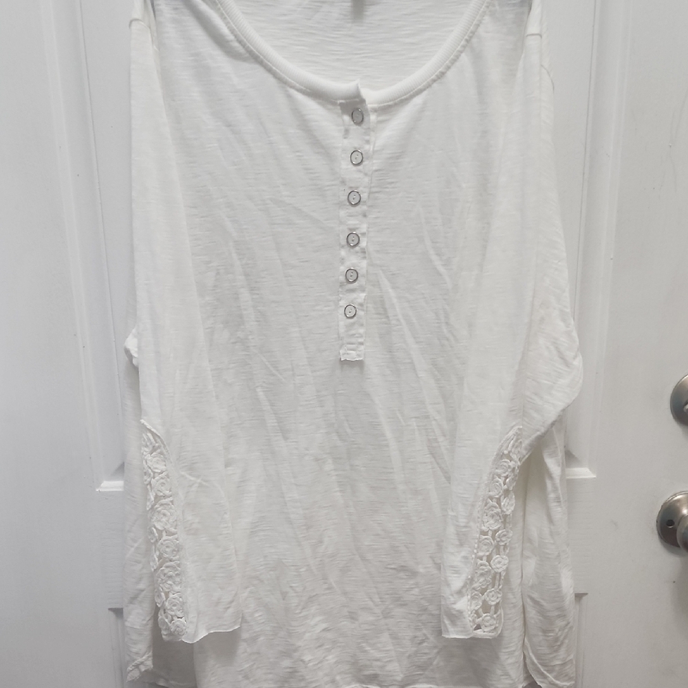 VENUS White Button-Down Blouse with Lace Sleeves